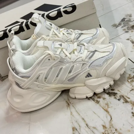 アディダス スニーカー