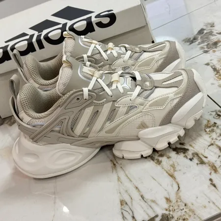 アディダス スニーカー