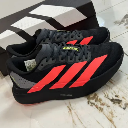 アディダス スニーカー