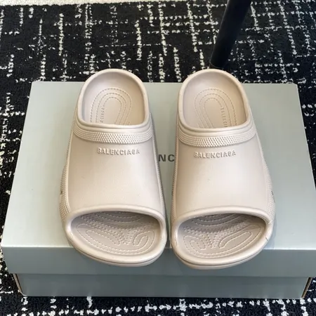 バレンシアガ スリッパ