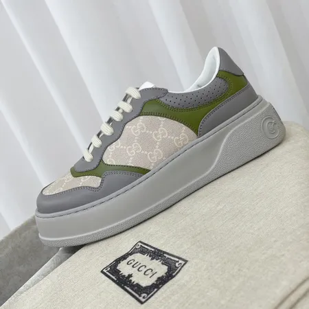 グッチ カジュアルシューズ