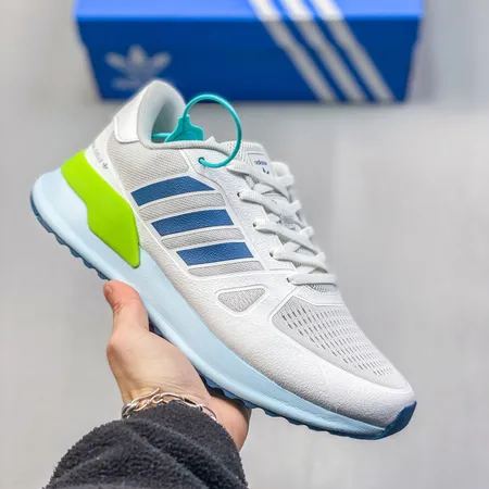 アディダス スニーカー