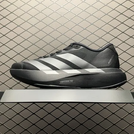 アディダス スニーカー