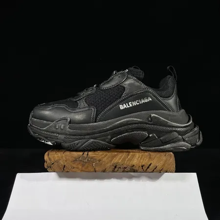 バレンシアガ スニーカー