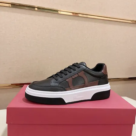 フェラガモ カジュアルシューズ