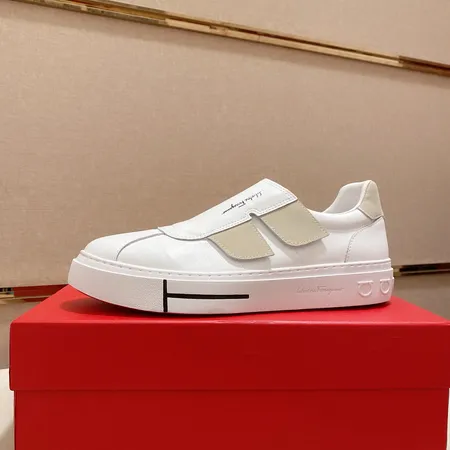 フェラガモ カジュアルシューズ