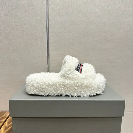 バレンシアガ スリッパ