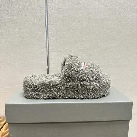 バレンシアガ スリッパ