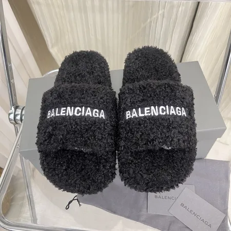 バレンシアガ スリッパ