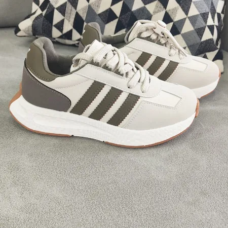 アディダス スニーカー