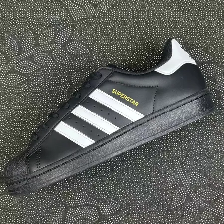 アディダス カジュアルシューズ