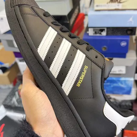 アディダス カジュアルシューズ