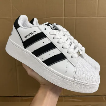 アディダス カジュアルシューズ