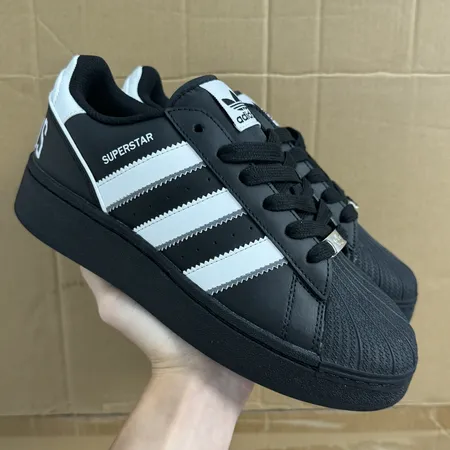 アディダス カジュアルシューズ