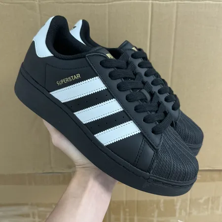 アディダス カジュアルシューズ