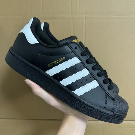 アディダス カジュアルシューズ