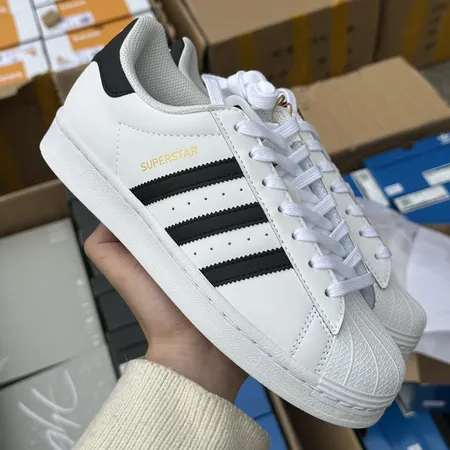 アディダス カジュアルシューズ