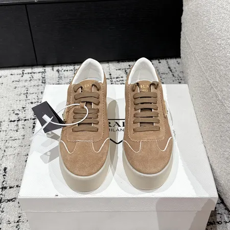 プラダ カジュアルシューズ