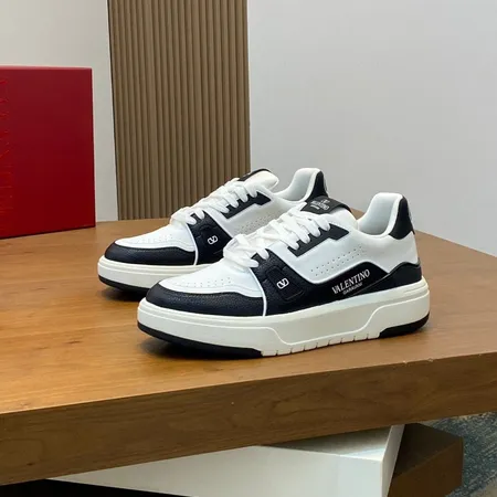 ヴァレンティノ スニーカー