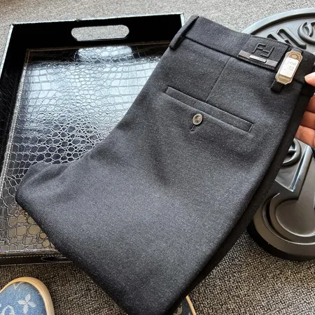 フェンディ カジュアルパンツ