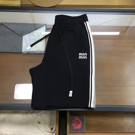 ミュウミュウ ショートパンツ