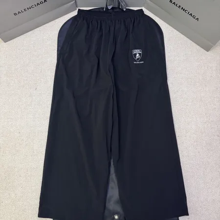 バレンシアガ トレーニングパンツ