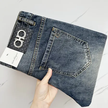 フェラガモ ジーンズ