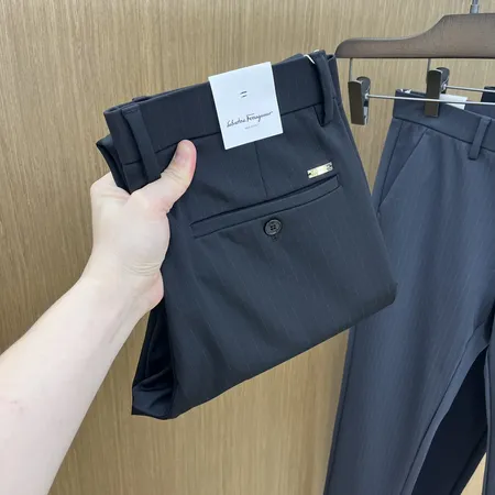 フェラガモ カジュアルパンツ