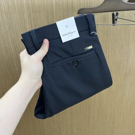 フェラガモ カジュアルパンツ