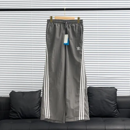 アディダス カジュアルパンツ