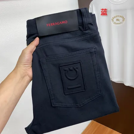 フェラガモ カジュアルパンツ