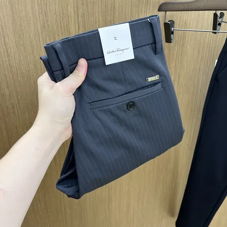 フェラガモ カジュアルパンツ