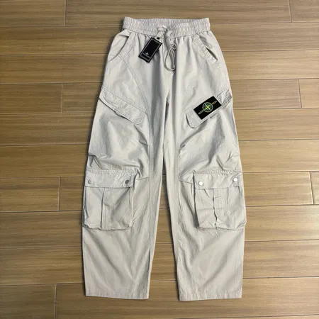 フェラガモ カジュアルパンツ