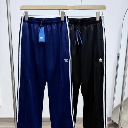 アディダス カジュアルパンツ