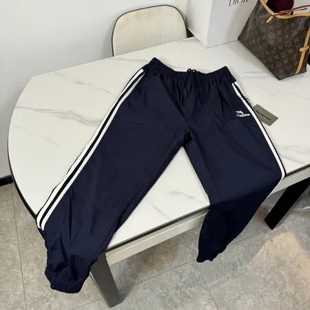 バレンシアガ トレーニングパンツ