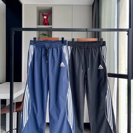 アディダス カジュアルパンツ