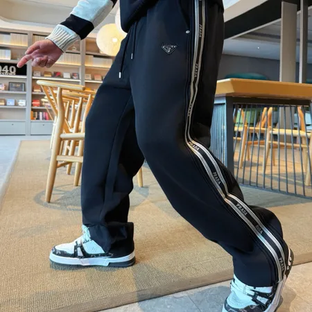 プラダ カジュアルパンツ