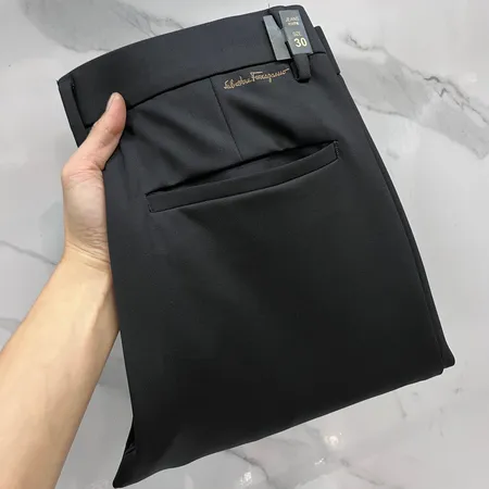 フェラガモ カジュアルパンツ