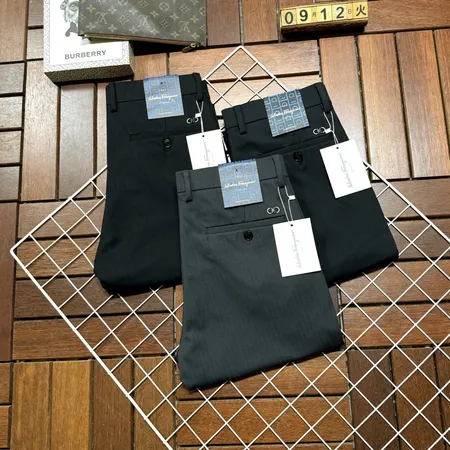 フェラガモ カジュアルパンツ