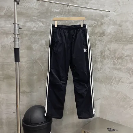 アディダス カジュアルパンツ