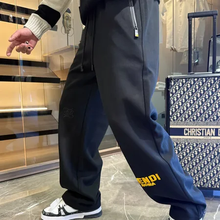 フェンディ カジュアルパンツ