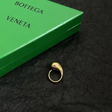 ボッテガ ヴェネタ 指輪