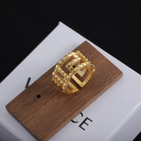 ヴェルサーチ 指輪