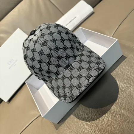 バレンシアガ 帽子