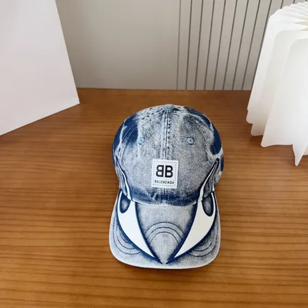 バレンシアガ 帽子