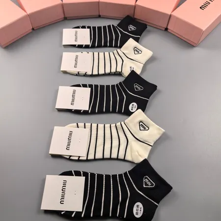 スーパーコピー ミュウミュウ 靴下