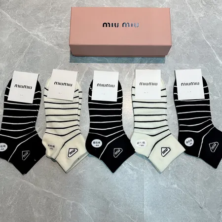 スーパーコピー ミュウミュウ 靴下