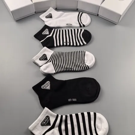 スーパーコピー プラダ 靴下