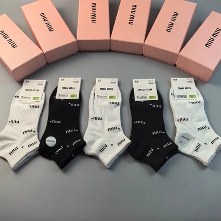 スーパーコピー ミュウミュウ 靴下