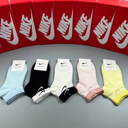 スーパーコピー ミュウミュウ 靴下